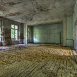 Verlassener Raum mit Sand und alten Fenstern.