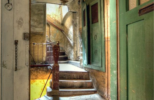 Innenansicht eines verlassenen Treppenhauses.